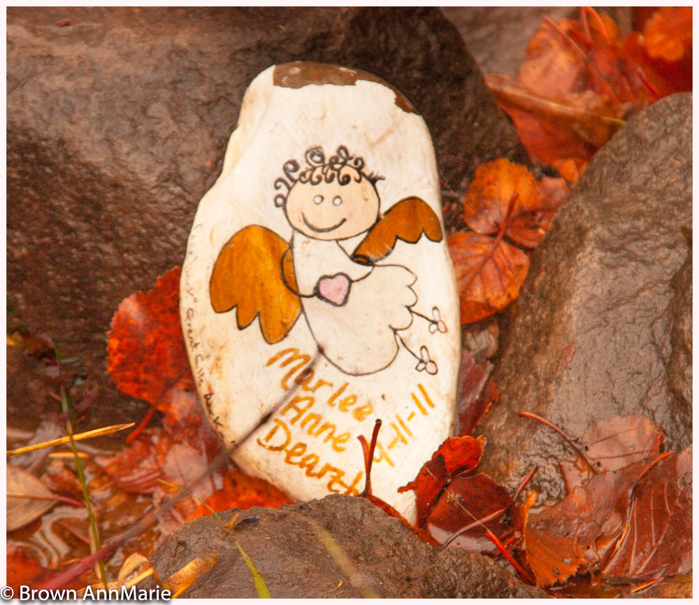 Garbage among rocks - Ambrown